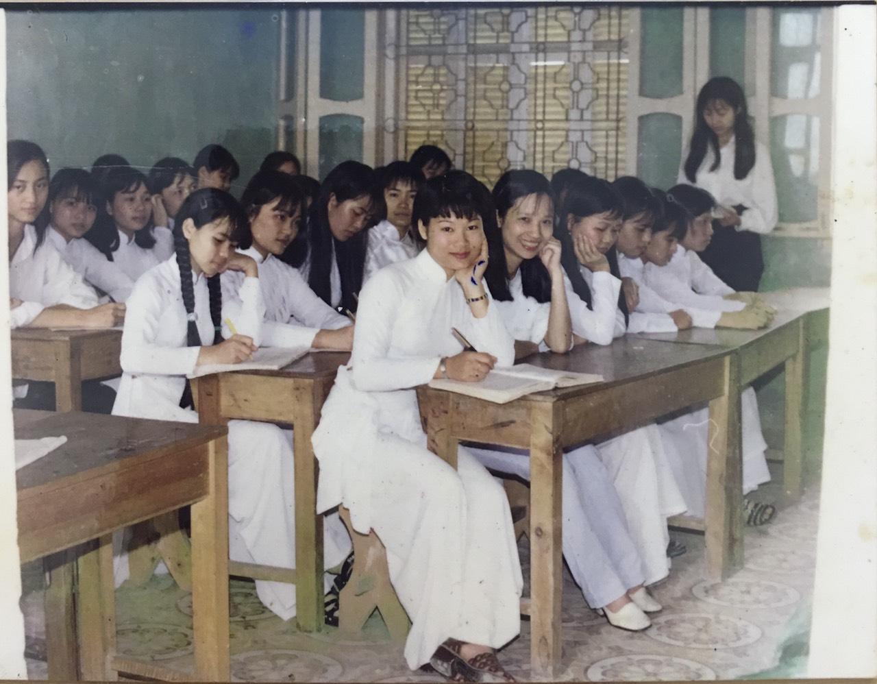 1. Cô Hải với chúng tôi, trong phòng học lớp 12 văn